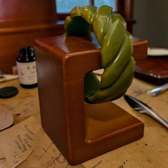 Vintage Groovy Green Bakelite Bangle Bracelet - Picture 2 of 3